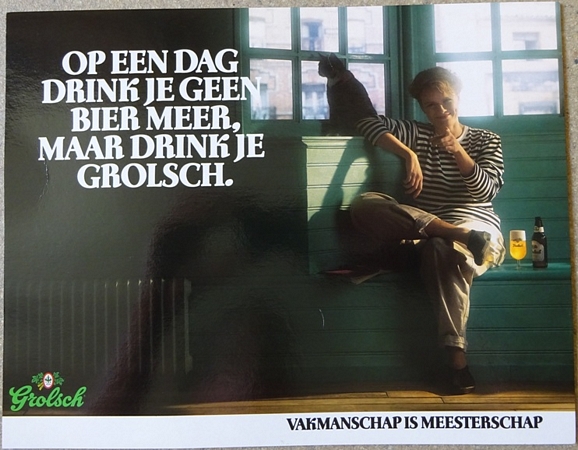 Vrouw met kat op bankje