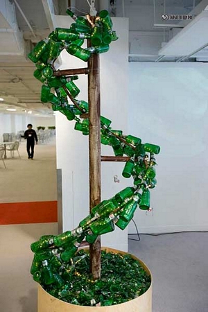 kunstwerk - Boom van glazen flessen 