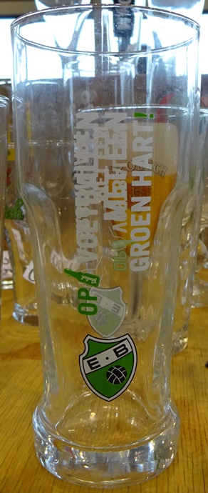 EB: op ... voetballen met een groen hart! 