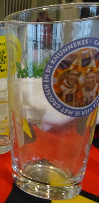 Schout - carnaval 2012 in grolle vier je met grolsch en de knunnekes  