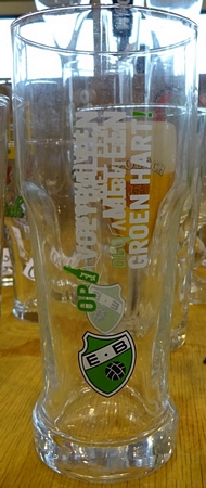 EB: op ... voetballen met een groen hart! 